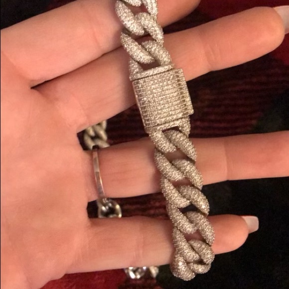 I am selling a 18 inch gold plated 15mm 5-row iced Cuban chain - Picture 3 of 3